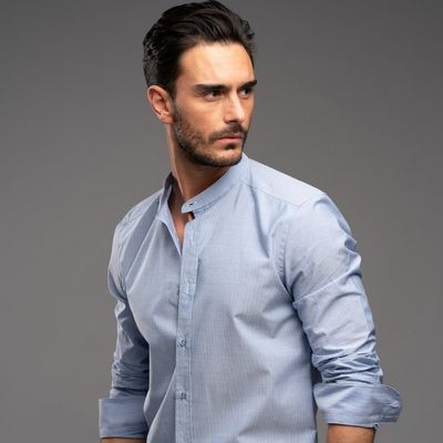 Uomo che indossa camicia azzurra con collo alla coreana